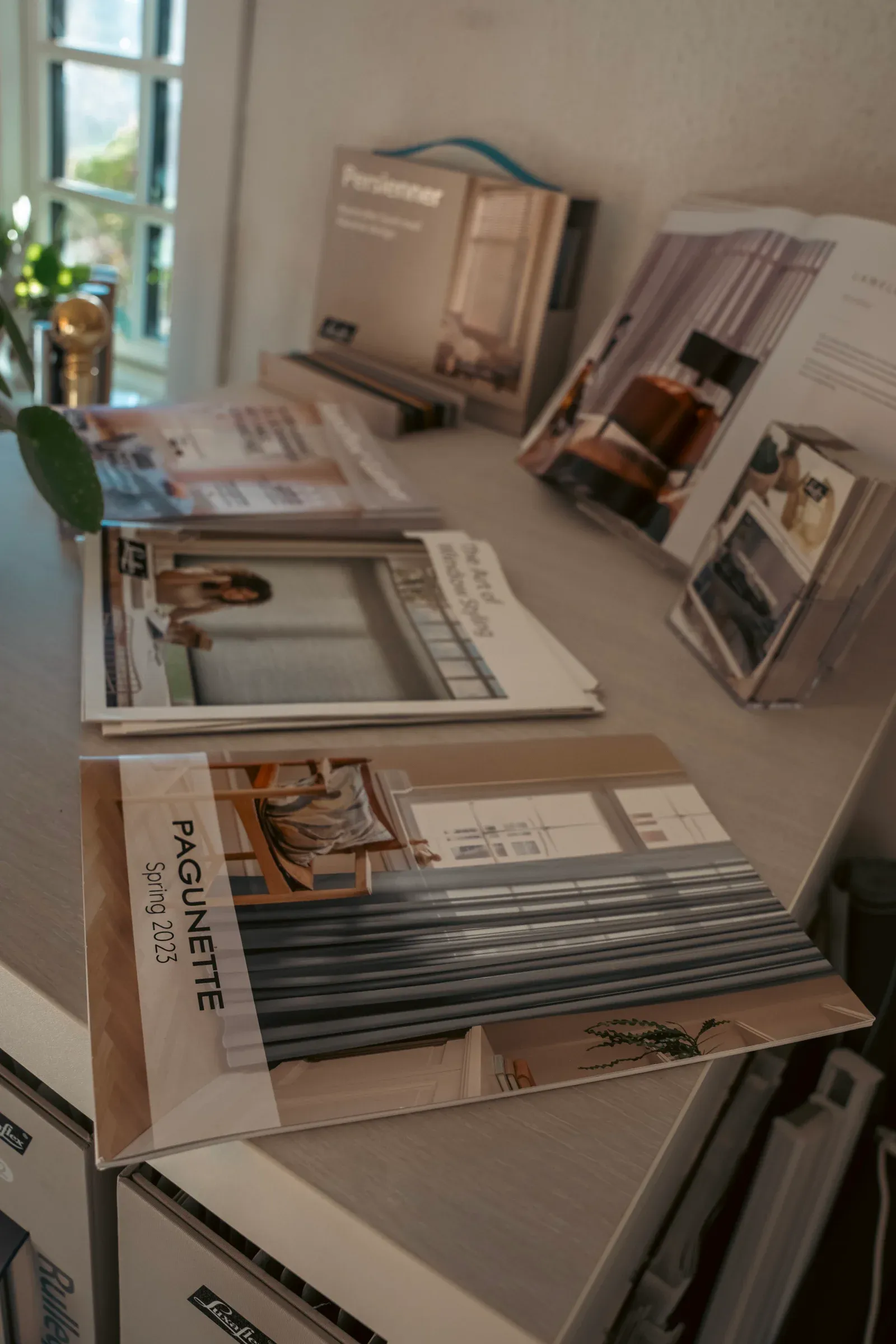 Kataloger fra leverandørerne på disken i showroomet