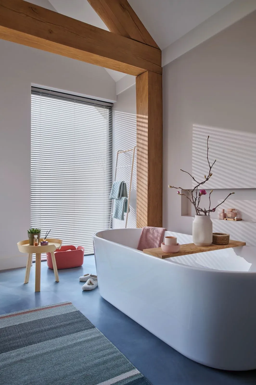 Moderne badeværelse med badekar og naturligt lys